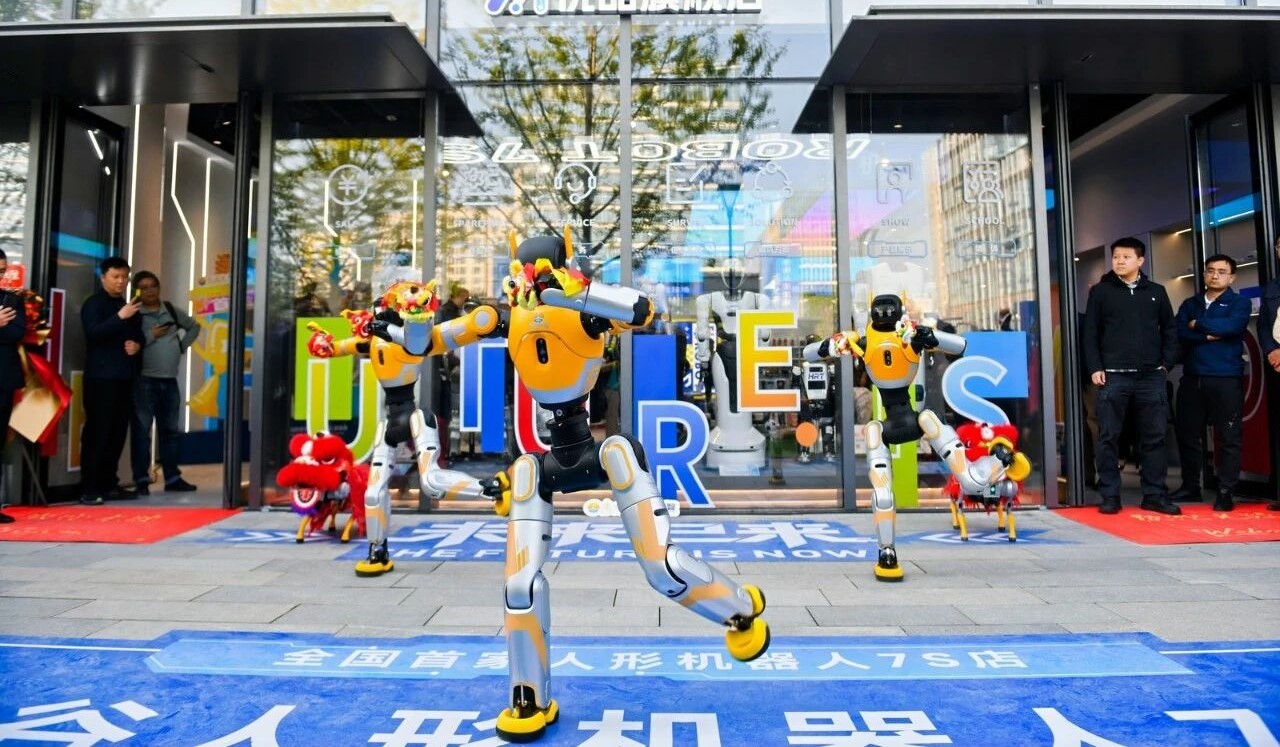 光谷东智机器人全系出动！齐齐亮相全球首家人形机器人7S店